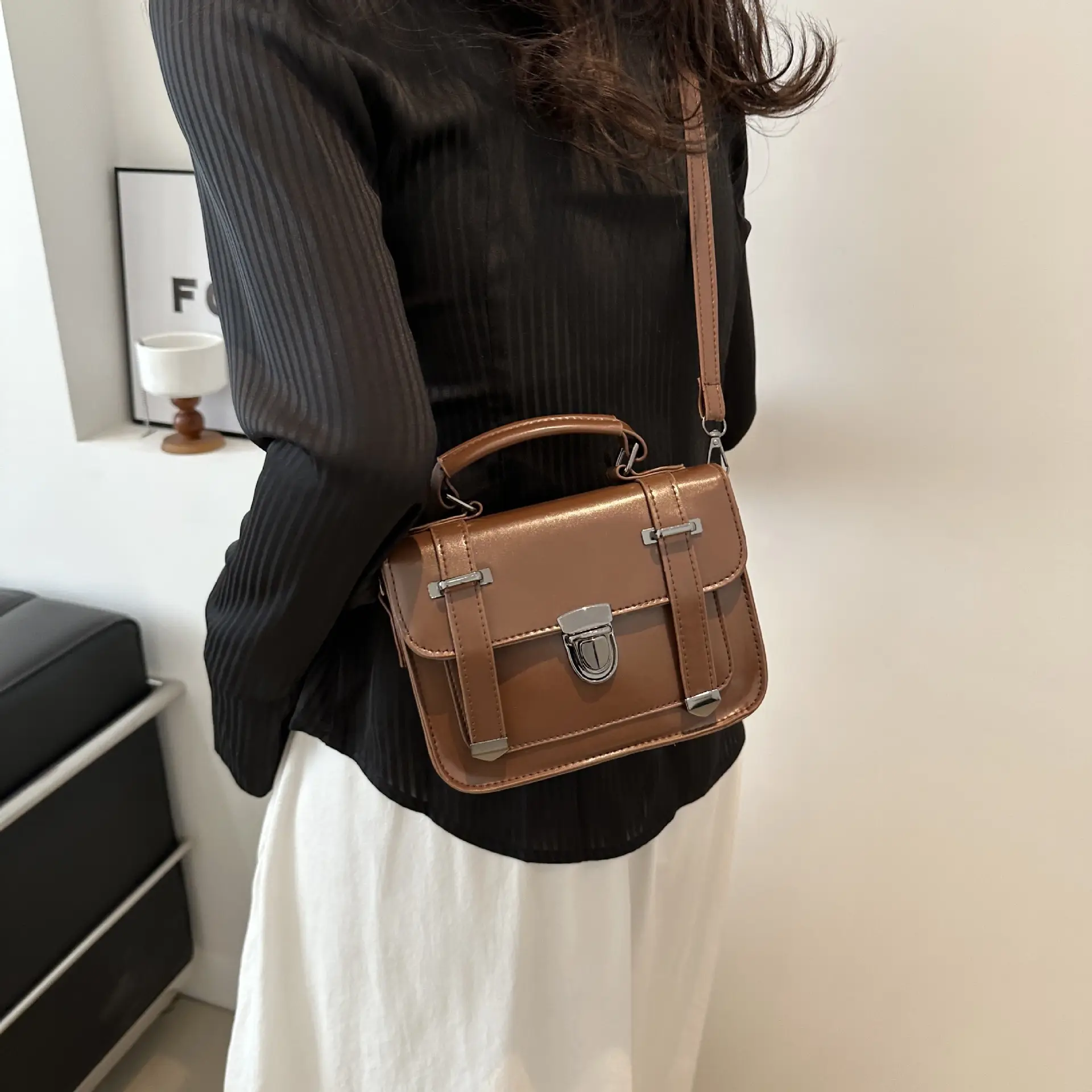White British Style Crossbody Bag for Women 2025 — feature 15