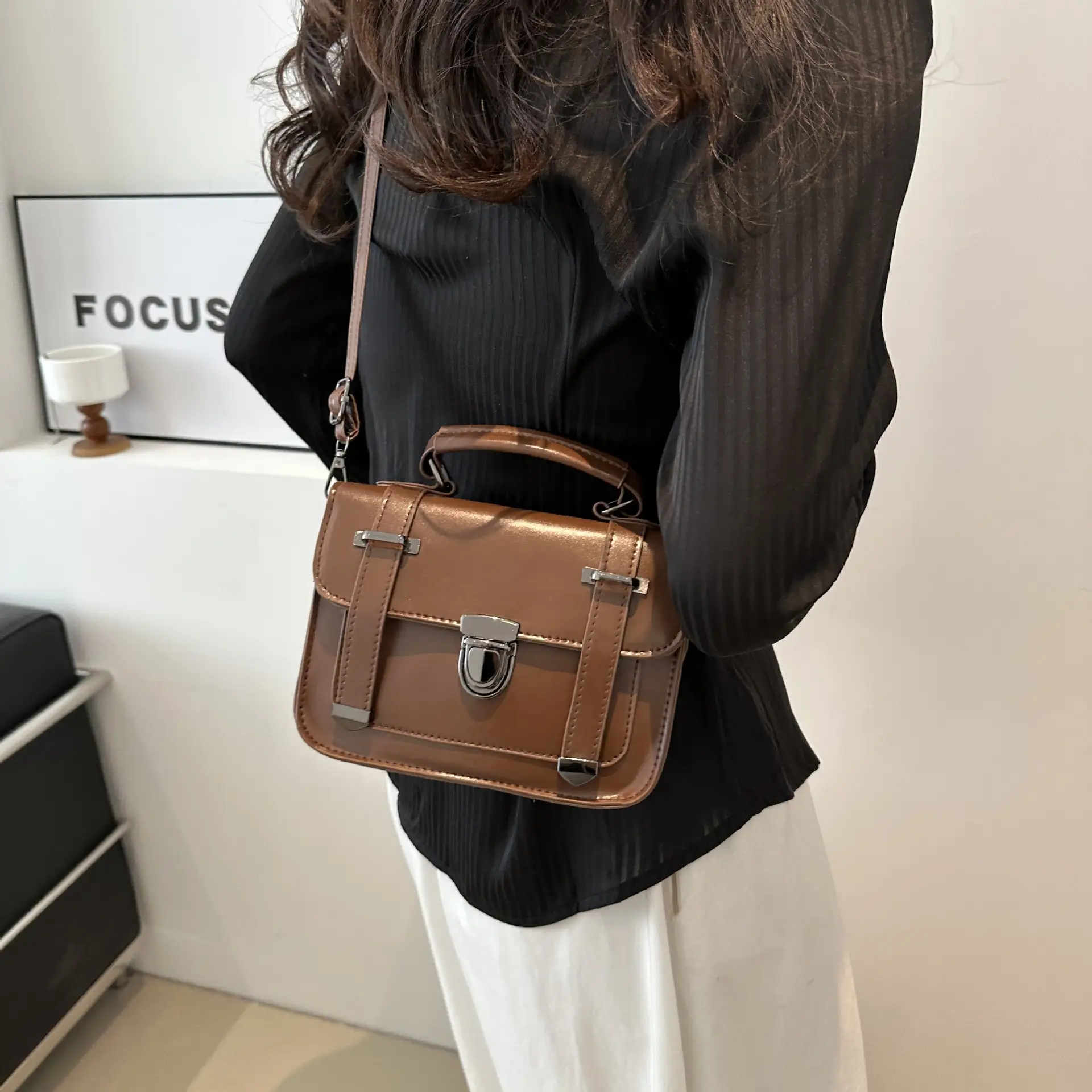 White British Style Crossbody Bag for Women 2025 — feature 16