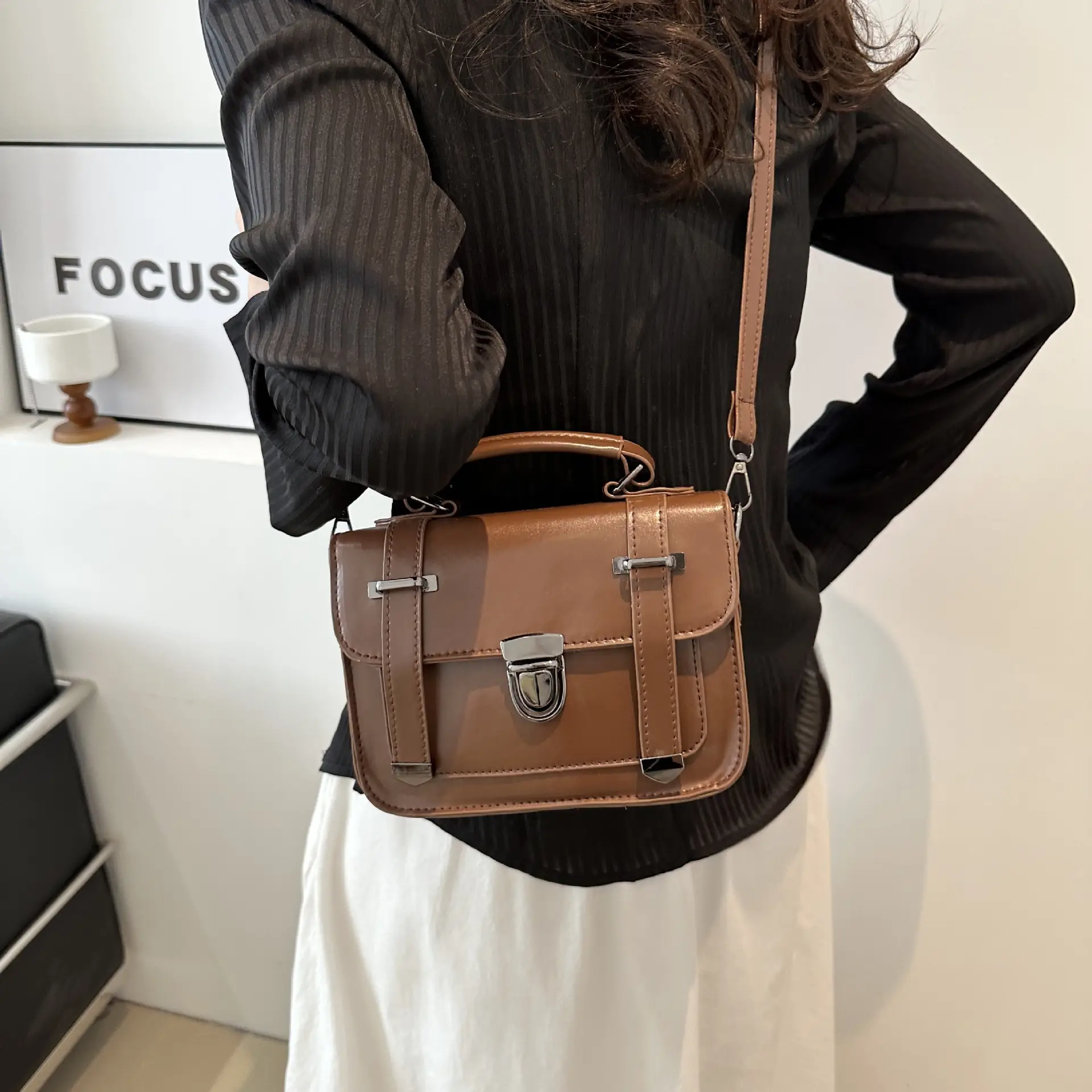 White British Style Crossbody Bag for Women 2025 — feature 17