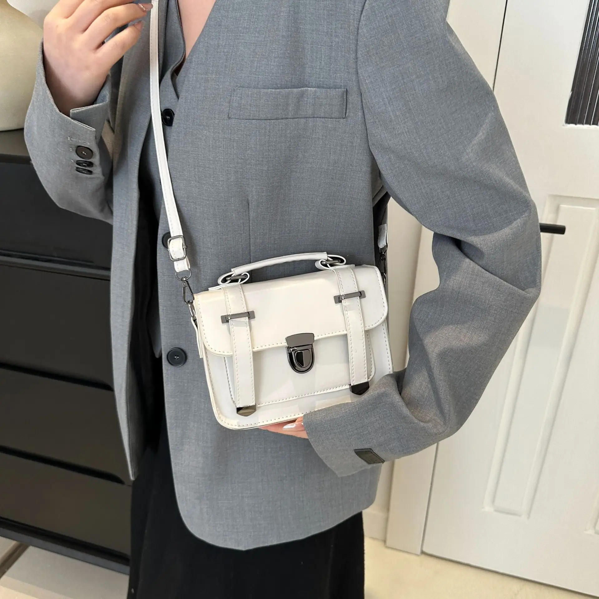 White British Style Crossbody Bag for Women 2025 — feature 23