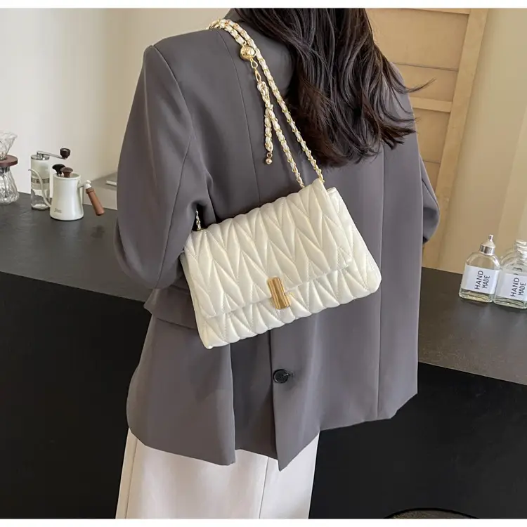 Black Quilted Chain Shoulder Bag for Women 2024 — feature 18