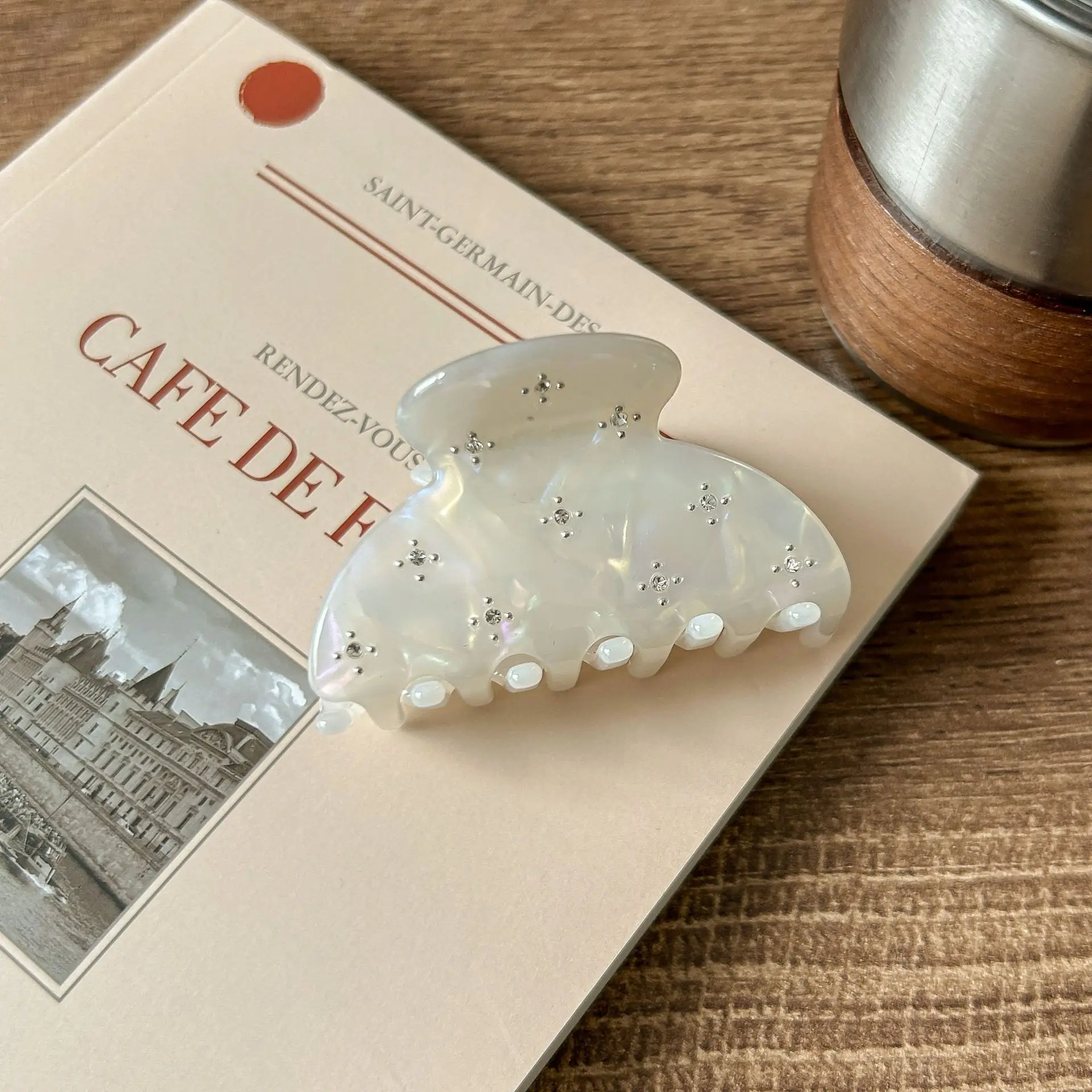 Acetate Shark Clip with Diamond & Pearl Design — feature 12
