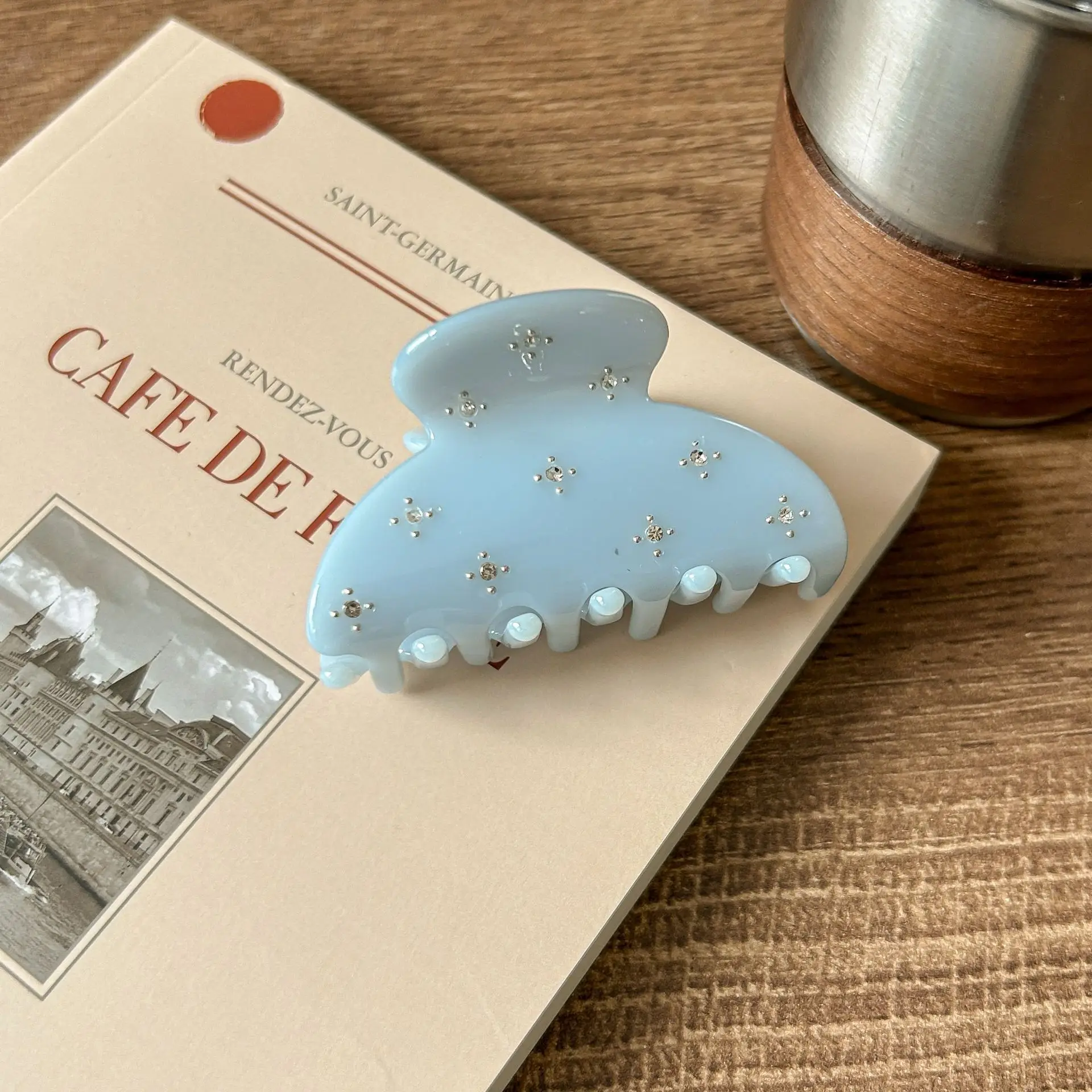 Acetate Shark Clip with Diamond & Pearl Design — feature 6