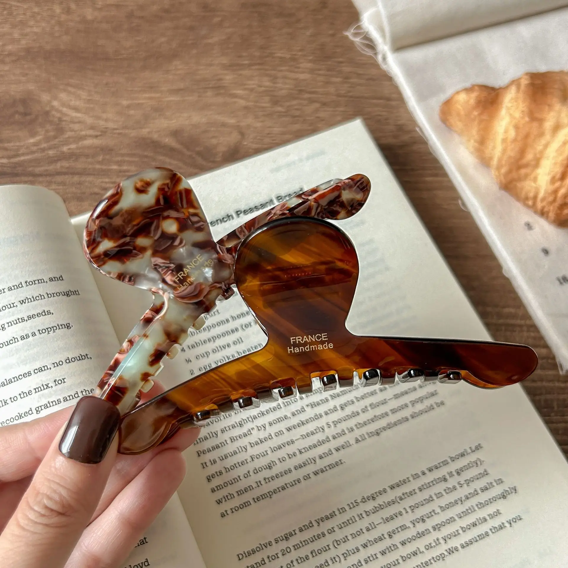 Vintage Acrylic Hairpin Clip for Women Large — feature 4