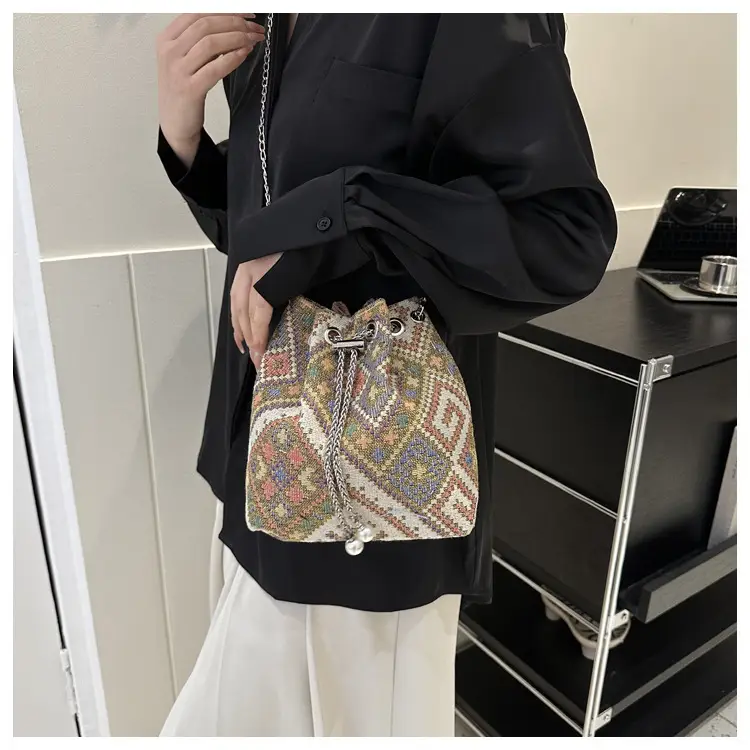 Women's Pearl Chain Crossbody Bag 2025 New Ethnic Style — feature 17