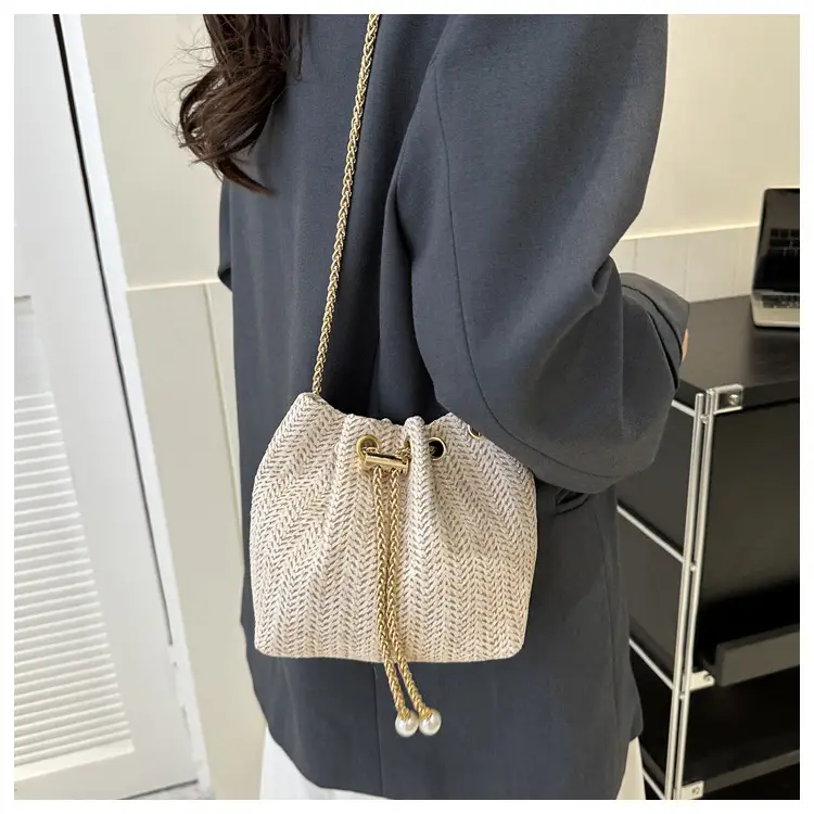 Women's Pearl Chain Straw Bucket Bag 2025 — feature 11