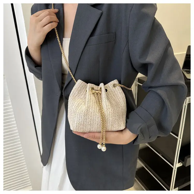 Women's Pearl Chain Straw Bucket Bag 2025 — feature 12