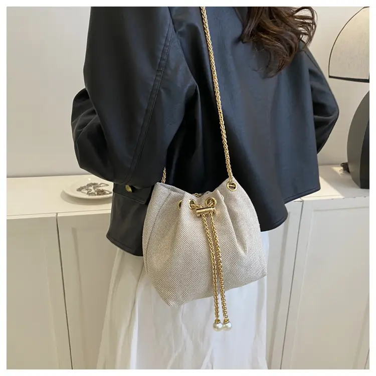 Women's Pearl Chain Straw Bucket Bag 2025 — feature 14