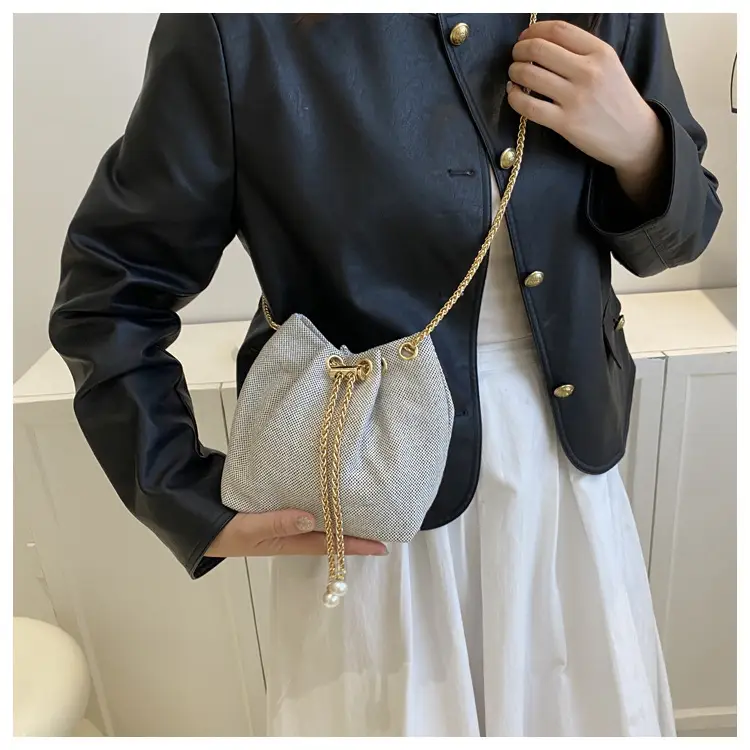 Women's Pearl Chain Straw Bucket Bag 2025 — feature 16