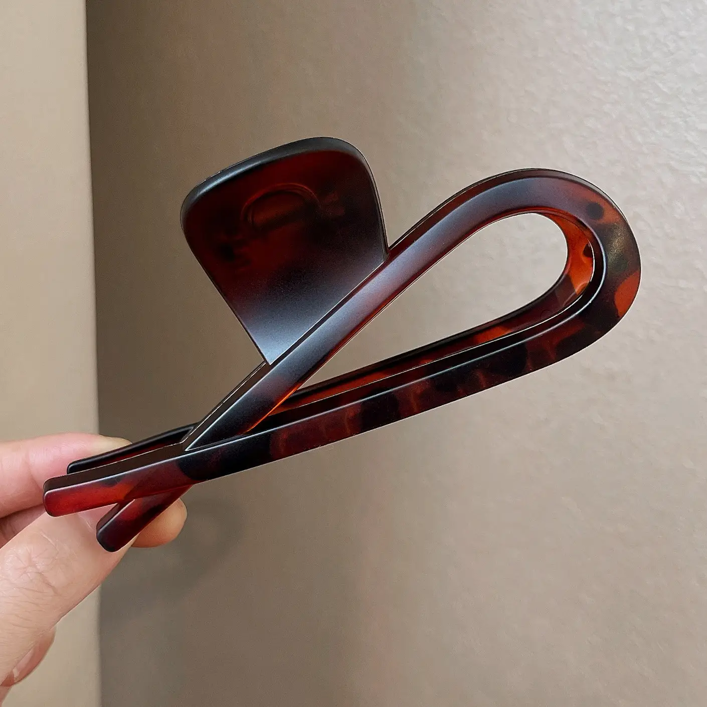 Large Retro Shark Hair Clip for Women Black Acrylic - Image 3