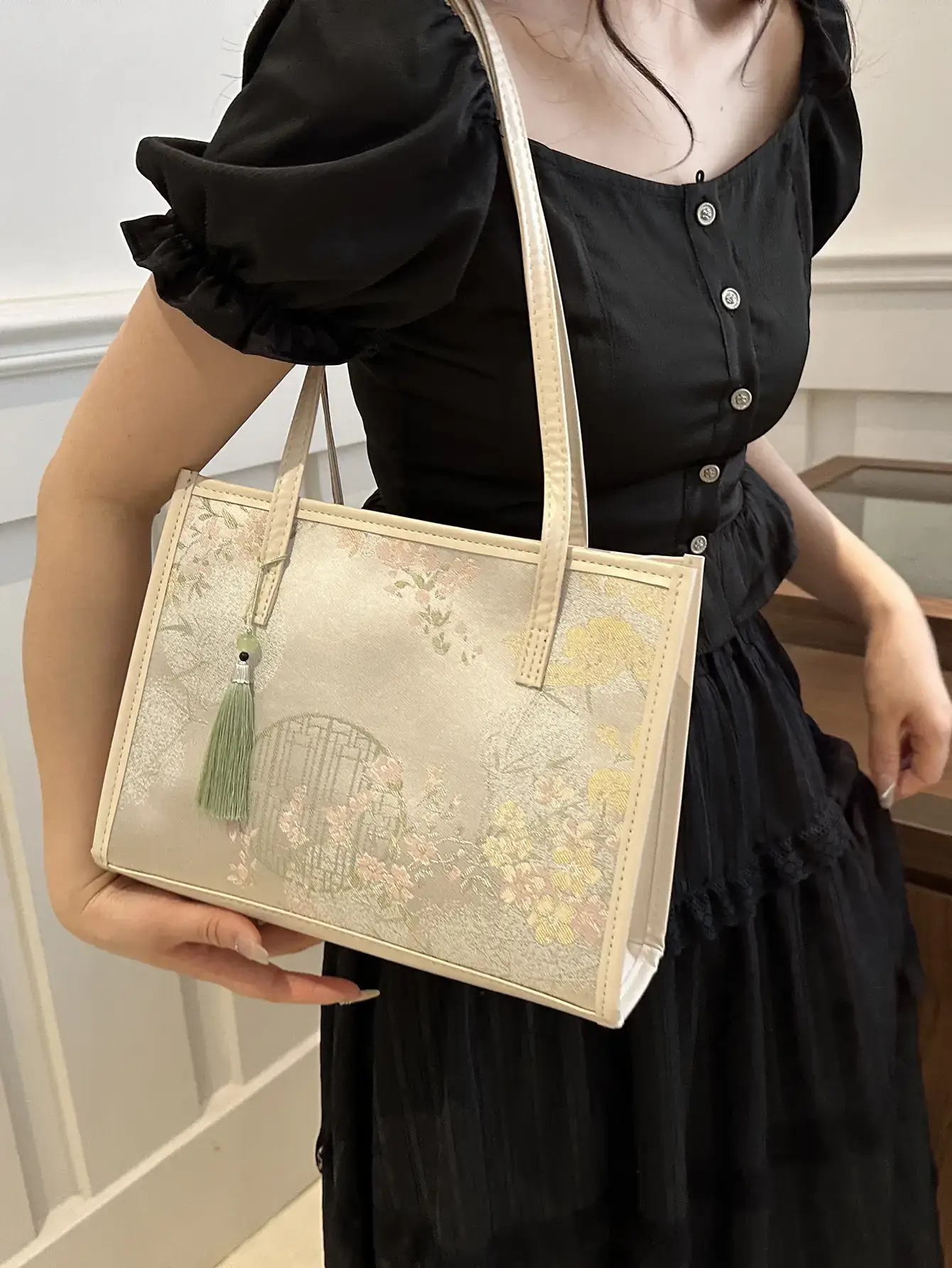 New Chinese Embroidered Tassel Bag for Women
