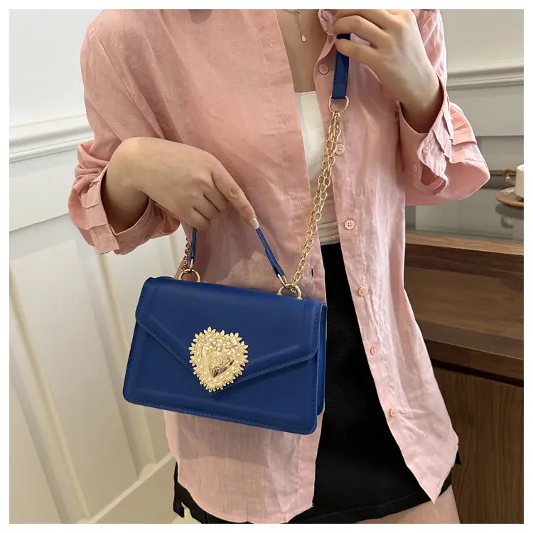 Women's Heart Gold Chain Shoulder Bag Black 2024 — feature 12