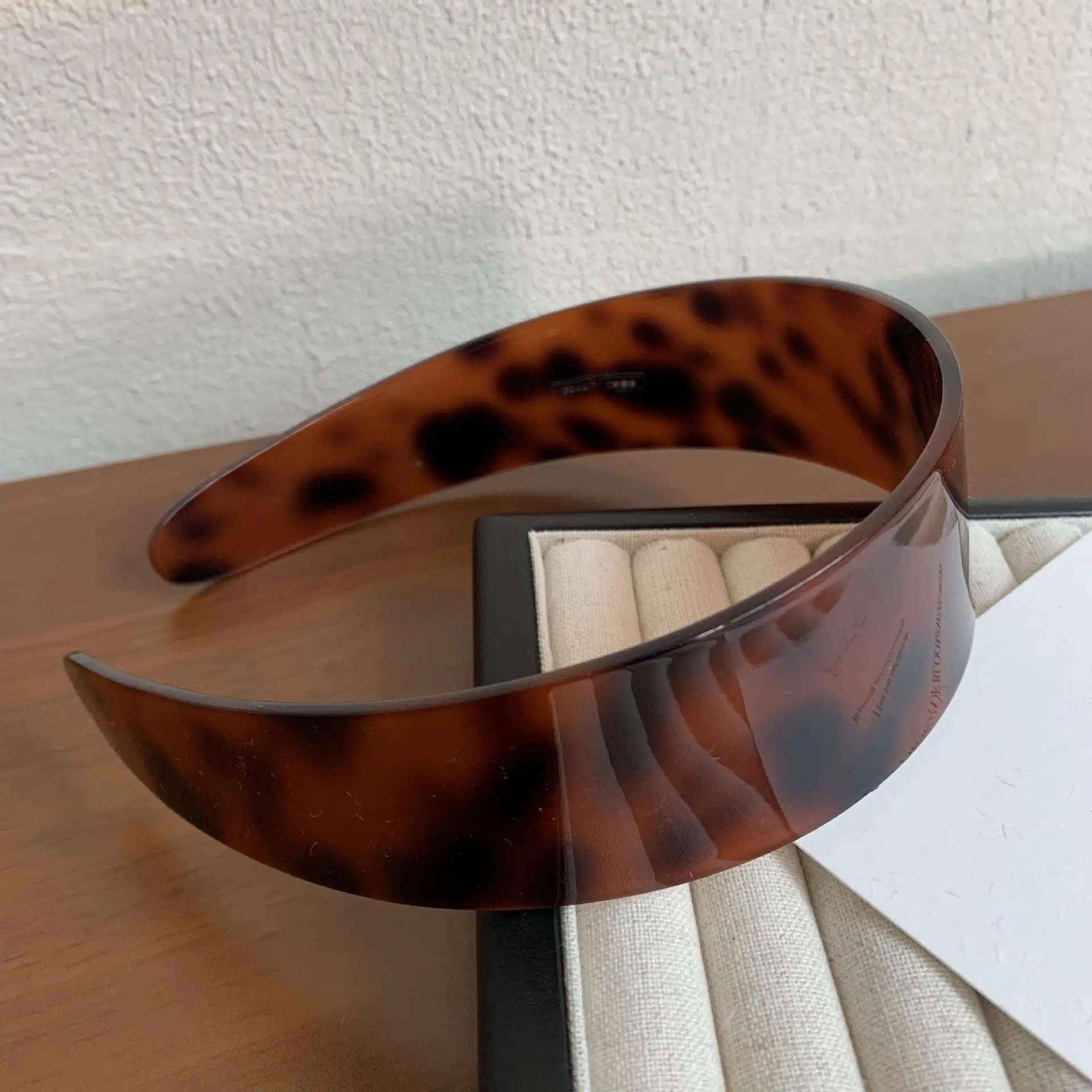 Leopard Print Wide Bristle Headband with Teeth — feature 2