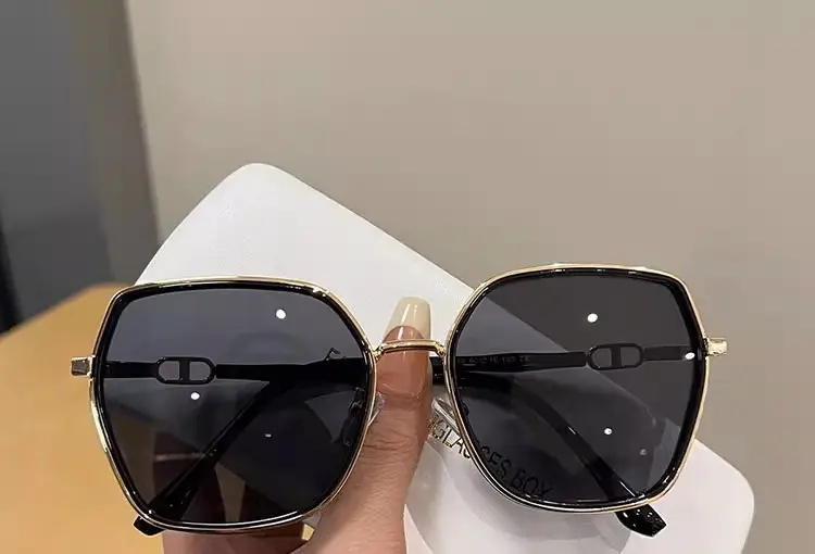 Women Face-Slimming UV Protection Sunglasses 2026 — feature 18