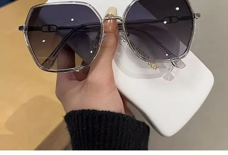 Women Face-Slimming UV Protection Sunglasses 2026 — feature 20
