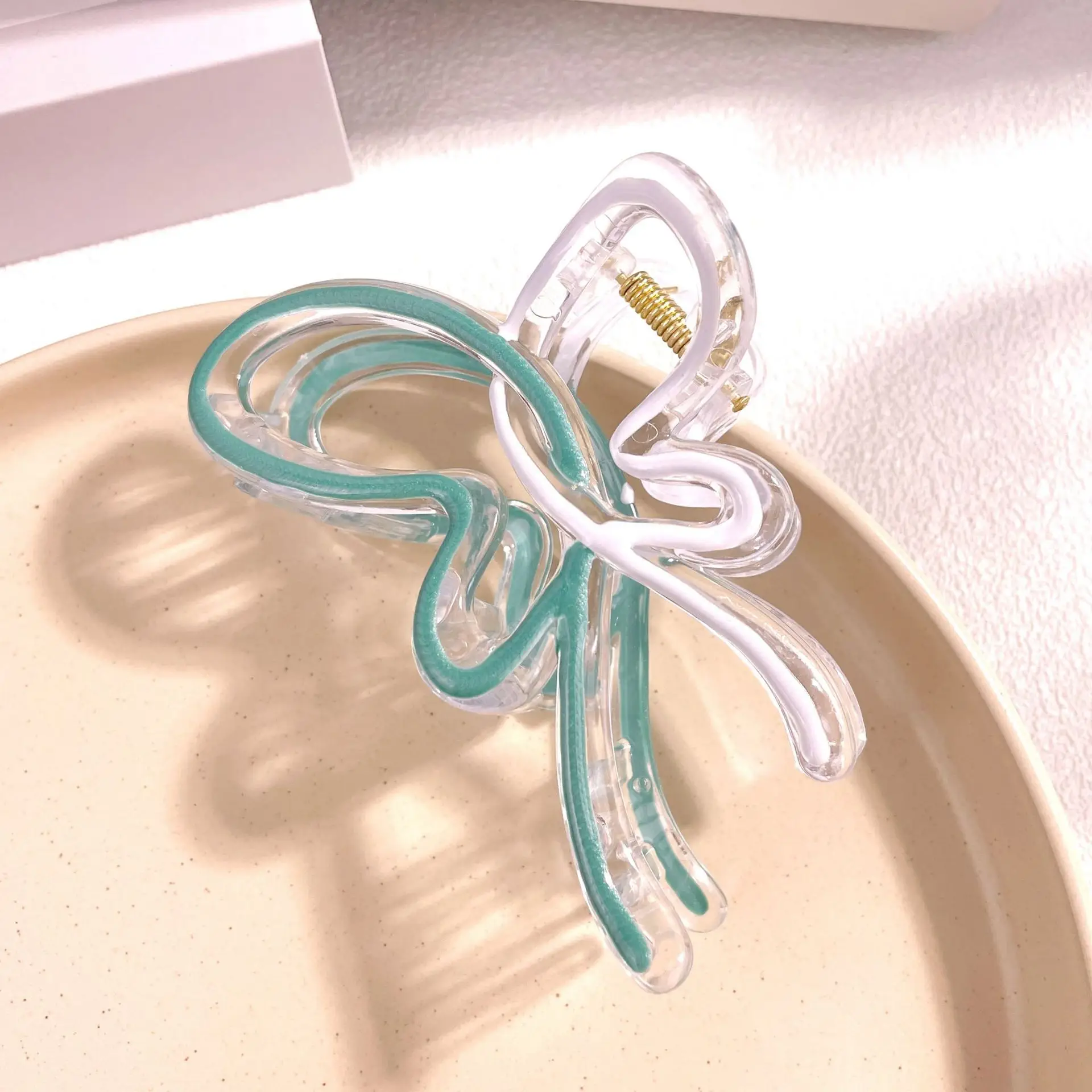 New Sweet Cool Wind Gradient Hollow Butterfly Hairpin - Image 2