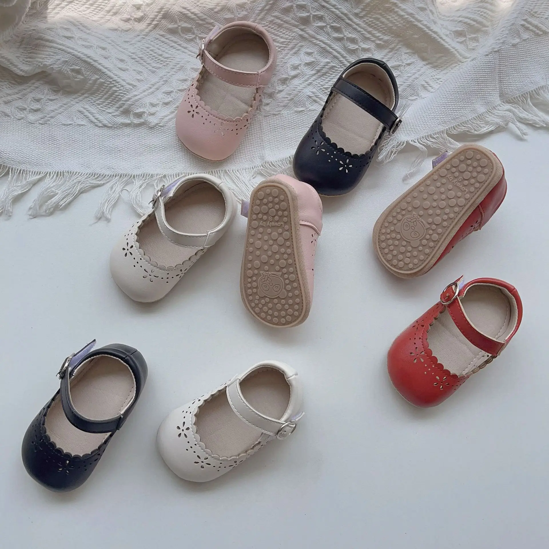 Red Flower Hollow Baby Sandals for Girls — feature 3