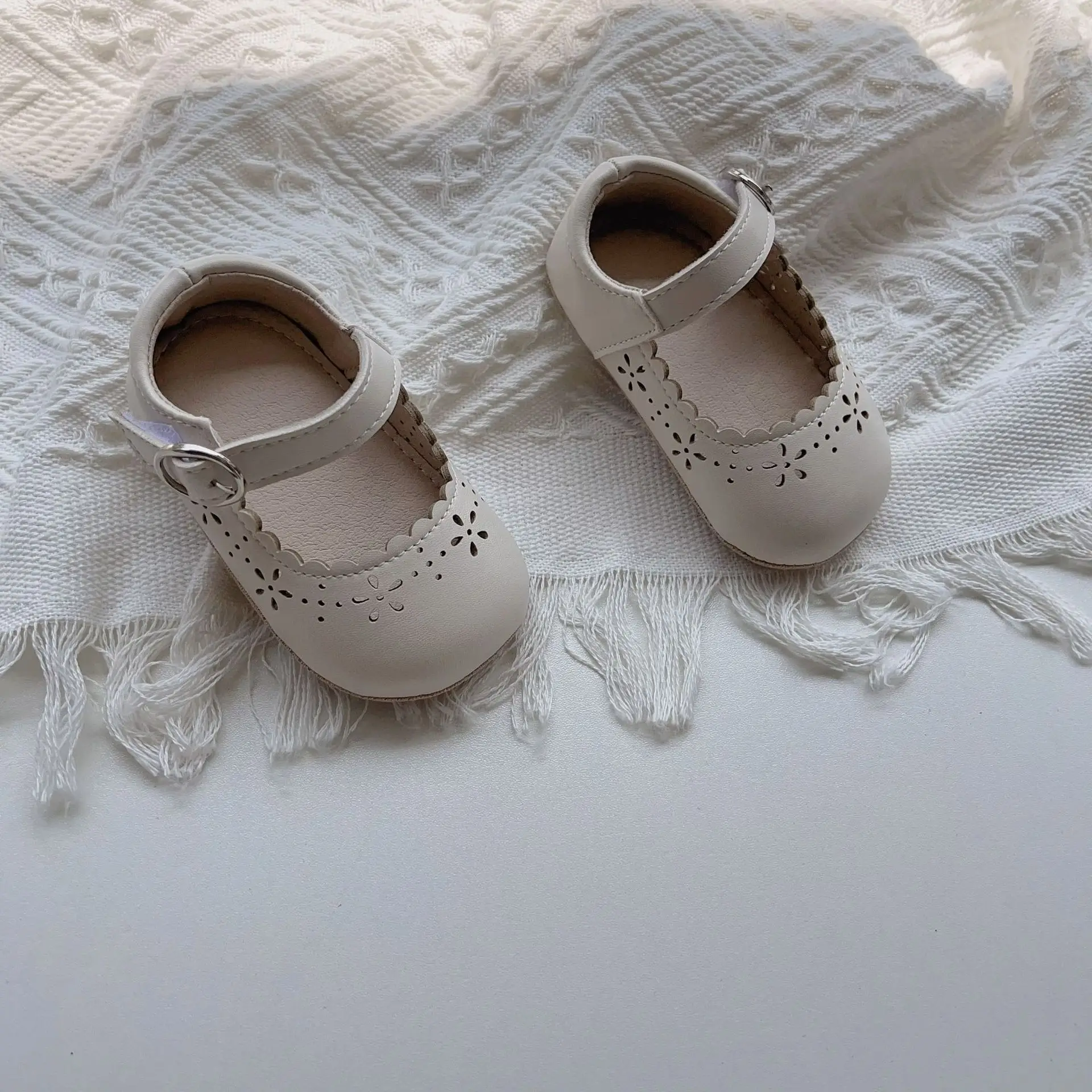 Red Flower Hollow Baby Sandals for Girls — feature 8