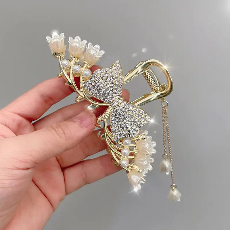 Elegant Pearl Hair Clips with Green Emerald Tassels - Image 10