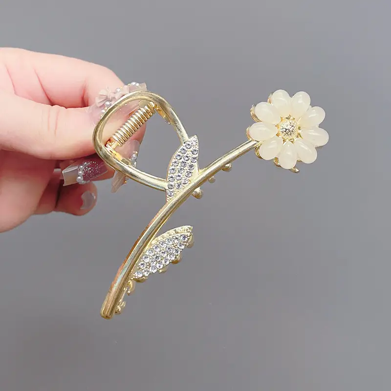 Elegant Pearl Hair Clips with Green Emerald Tassels - Image 14