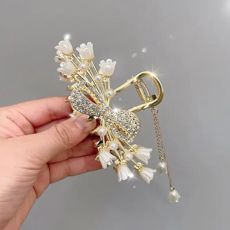 Elegant Pearl Hair Clips with Green Emerald Tassels - Image 3