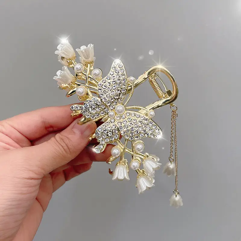 Elegant Pearl Hair Clips with Green Emerald Tassels - Image 4