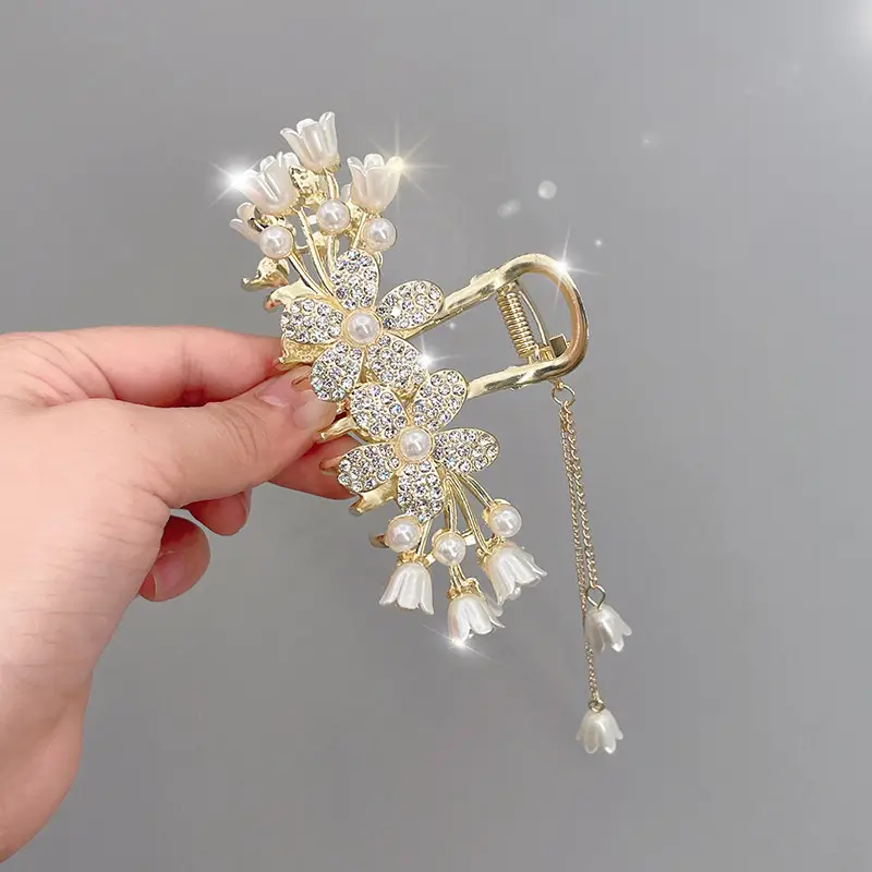 Elegant Pearl Hair Clips with Green Emerald Tassels - Image 8