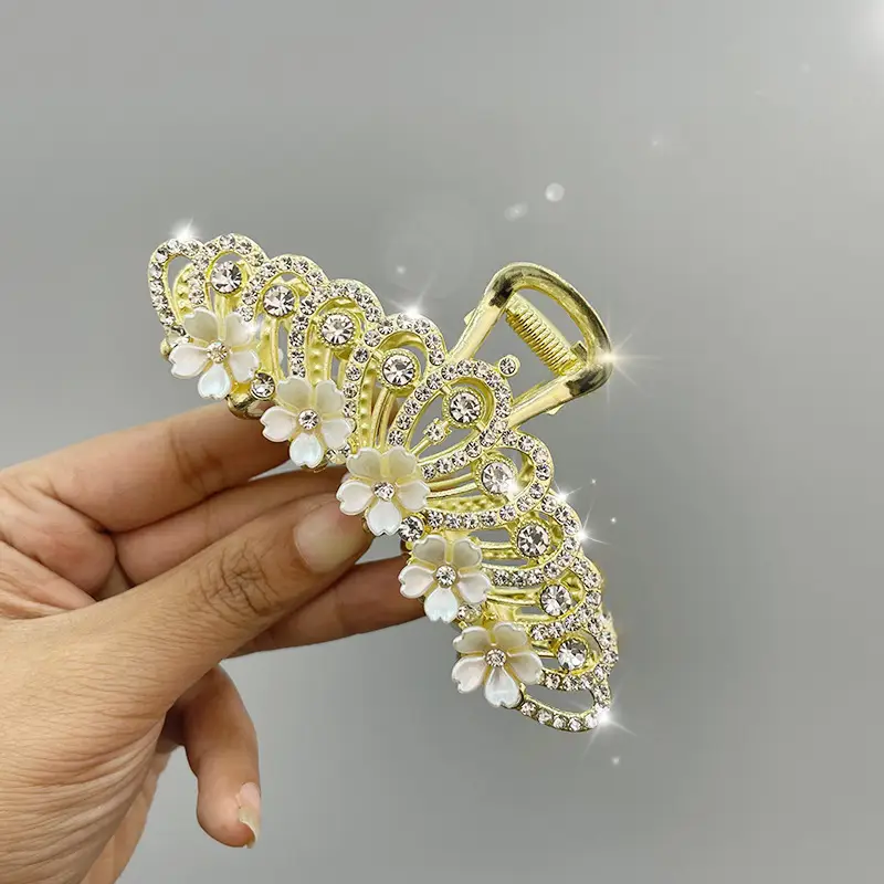 Elegant Pearl Hair Clips with Green Emerald Tassels - Image 9
