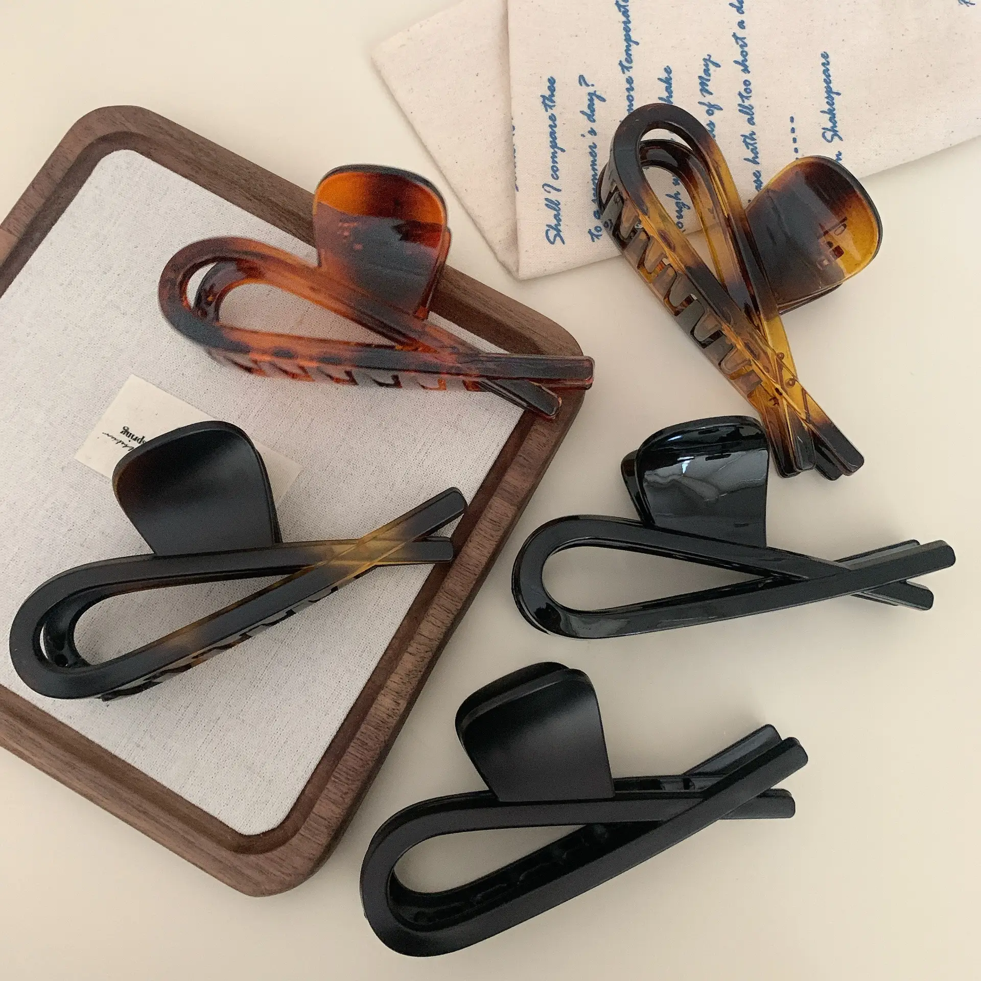 Black Retro Head Clip for Large Volume Hair - Image 8