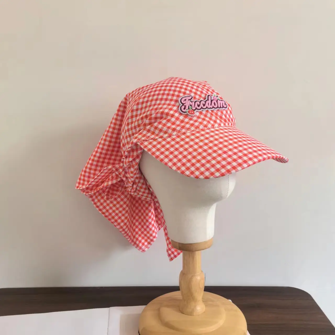 Green Checkered Baseball Cap with Strap Sunscreen — feature 2