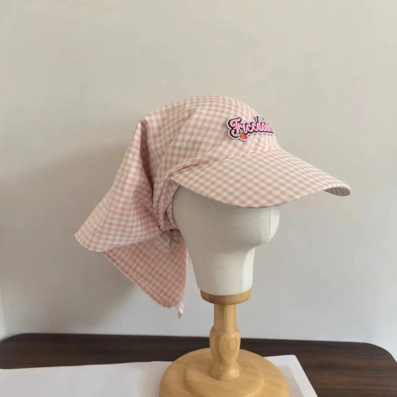 Green Checkered Baseball Cap with Strap Sunscreen — feature 4