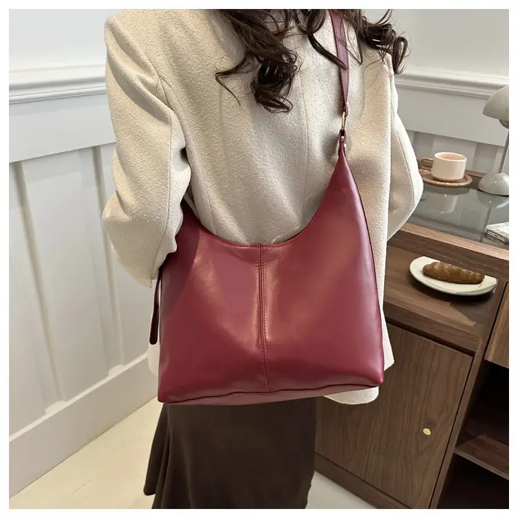 Retro Korean Style Armpit Tote Bag Large Capacity Black Leather — feature 11