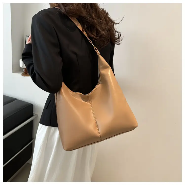 Retro Korean Style Armpit Tote Bag Large Capacity Black Leather — feature 13