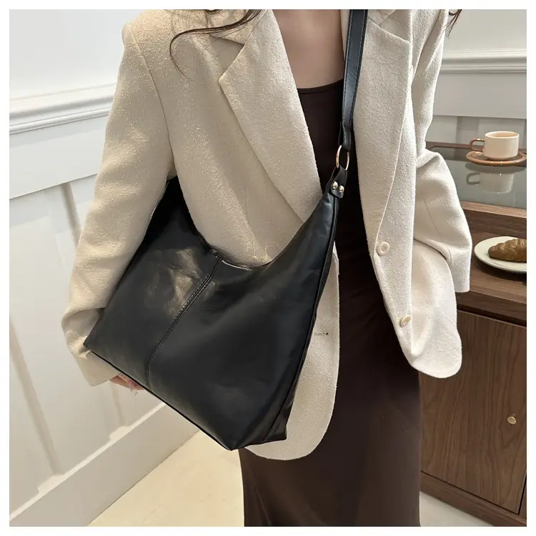 Retro Korean Style Armpit Tote Bag Large Capacity Black Leather — feature 14