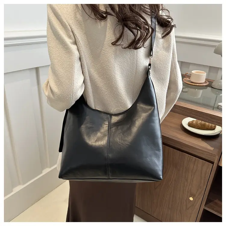 Retro Korean Style Armpit Tote Bag Large Capacity Black Leather — feature 15