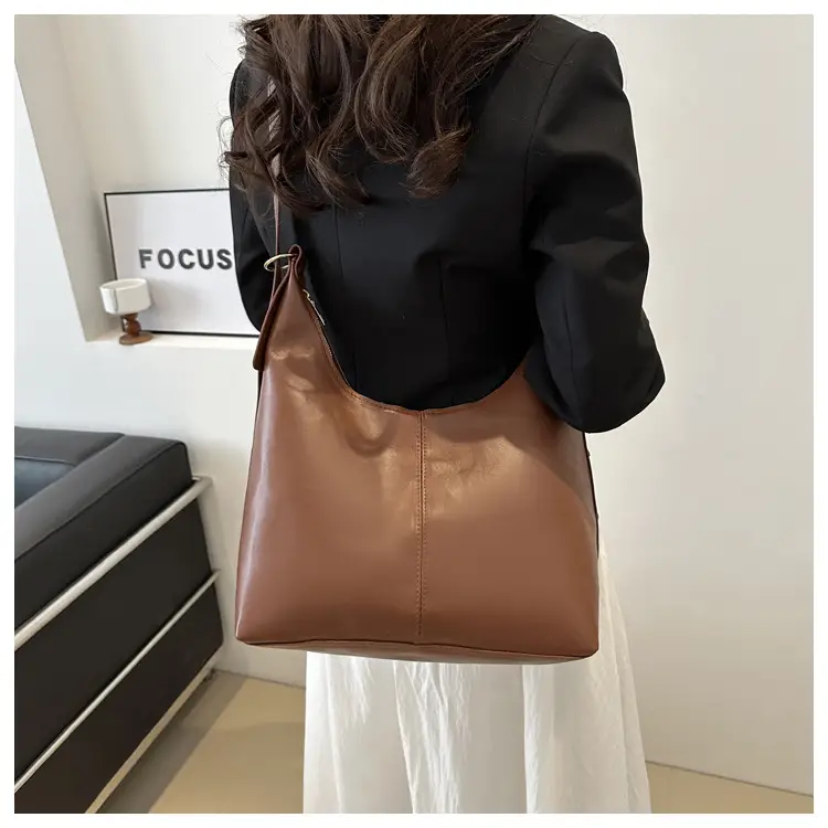 Retro Korean Style Armpit Tote Bag Large Capacity Black Leather — feature 16