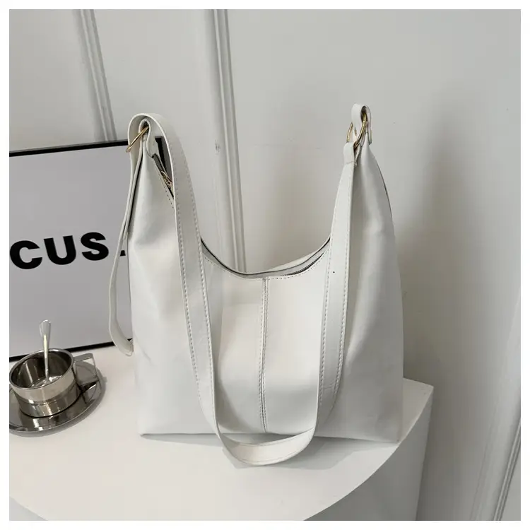 Retro Korean Style Armpit Tote Bag Large Capacity Black Leather - Image 2