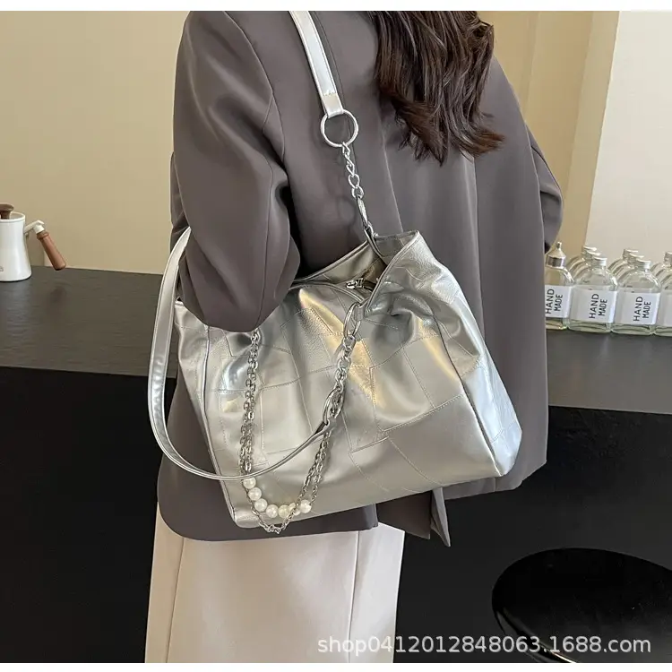 Women's Large Capacity Chain Pearl Tote Bag Cream — feature 16