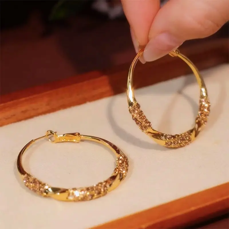 2024 New Diamond Twisted Hoop Earrings Women's Exaggerated Design Unique Personality Retro Ear Ring Wholesale — feature 6