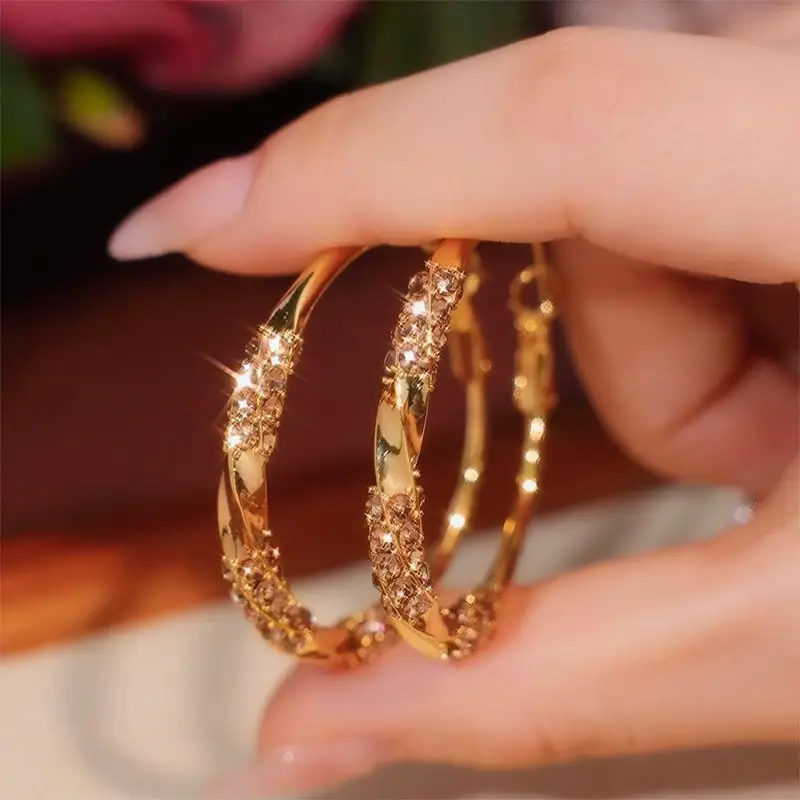 2024 New Diamond Twisted Hoop Earrings Women's Exaggerated Design Unique Personality Retro Ear Ring Wholesale — feature 8