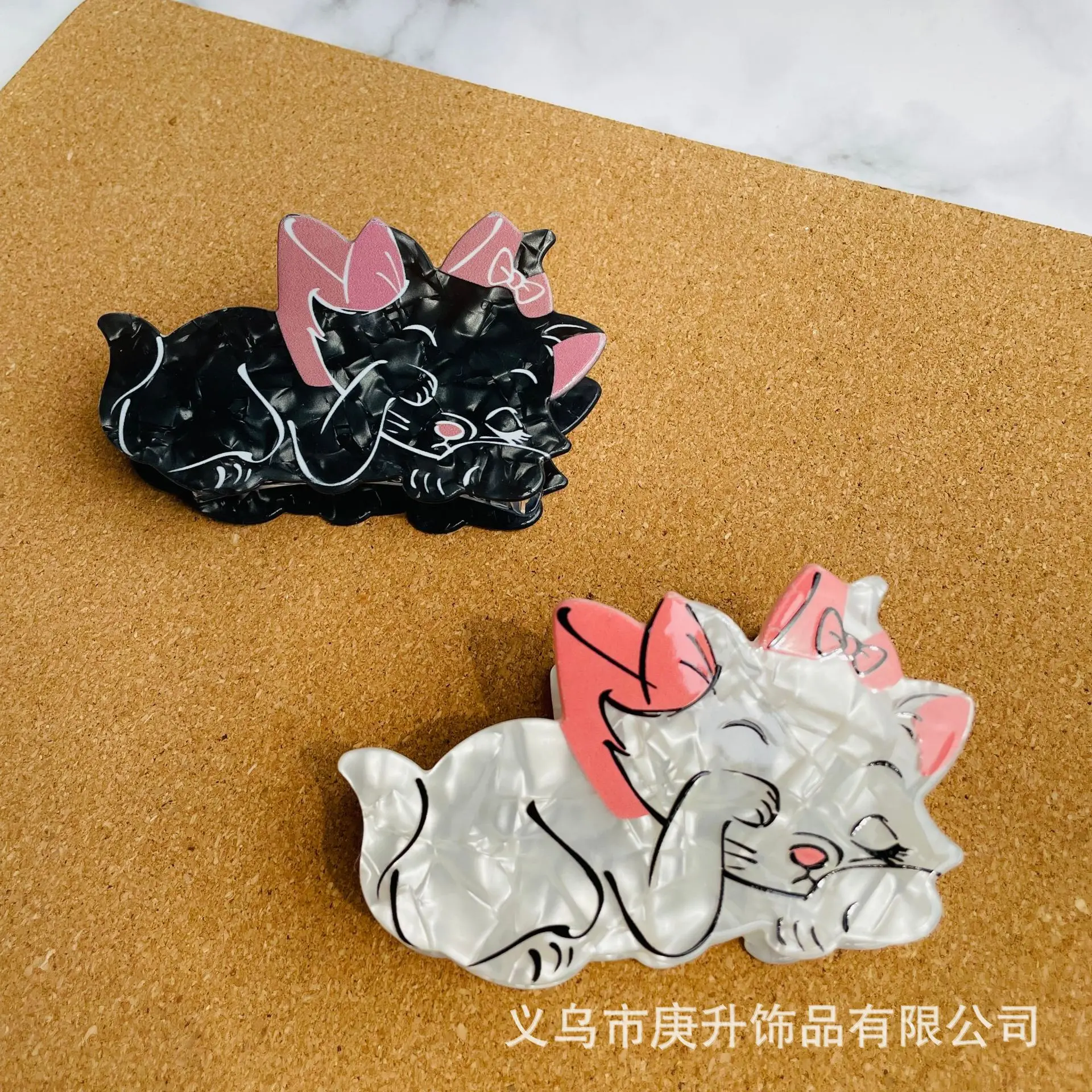 Mary Cat Clip with Shark Tail Design Black White — feature 1
