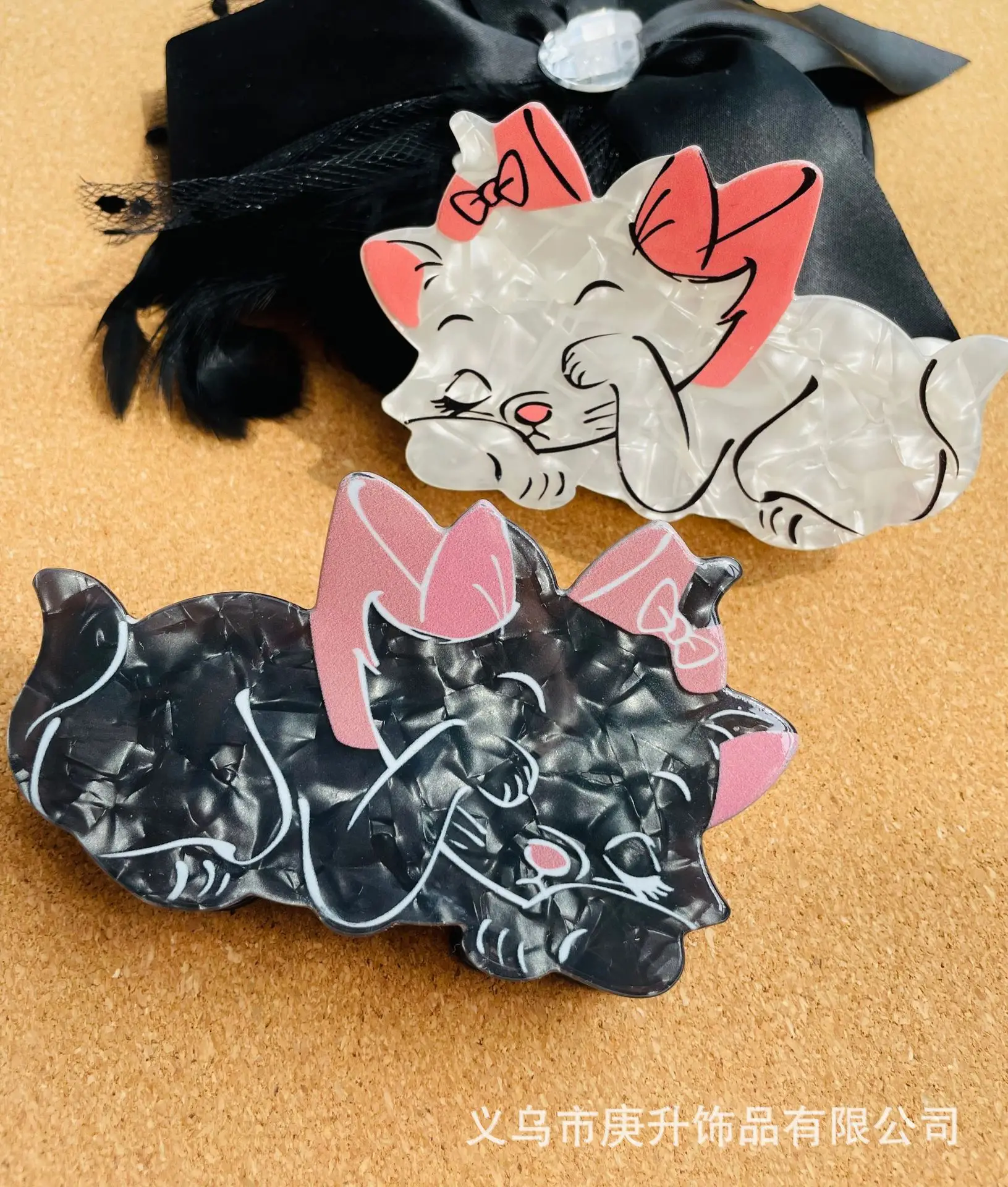 Mary Cat Clip with Shark Tail Design Black White — feature 18