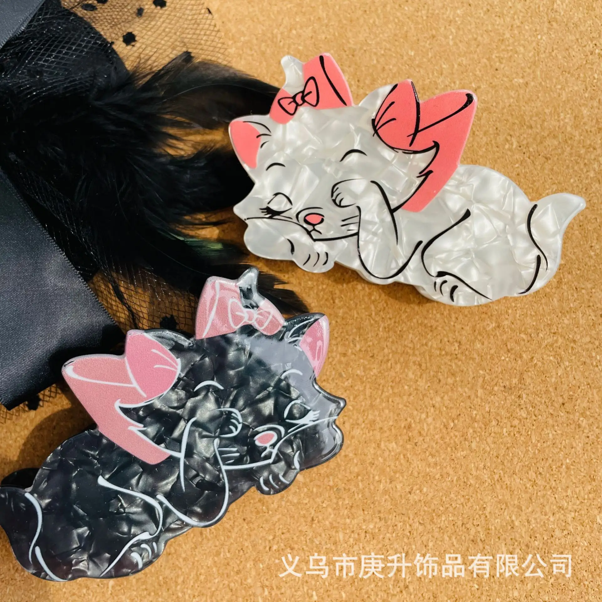 Mary Cat Clip with Shark Tail Design Black White — feature 2