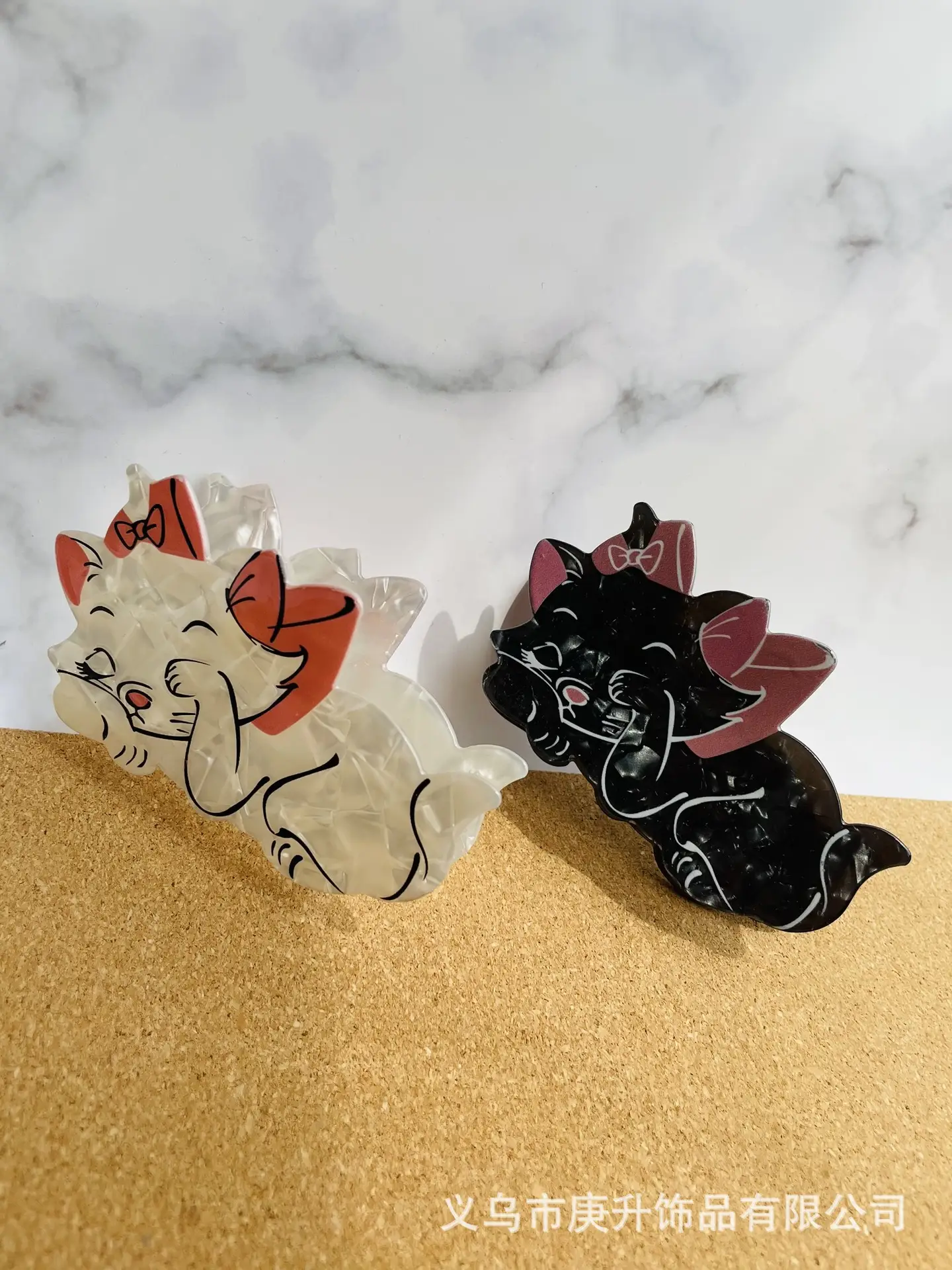 Mary Cat Clip with Shark Tail Design Black White — feature 7