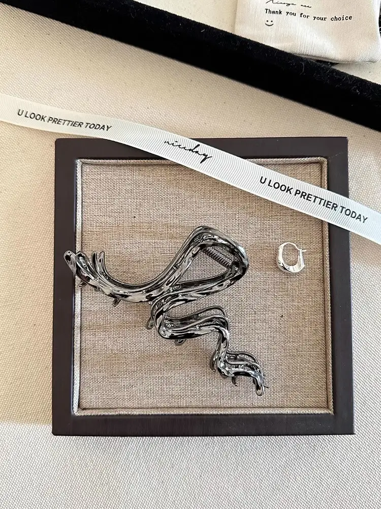 Elegant Shark Clip Hair Accessory for Women - Image 2