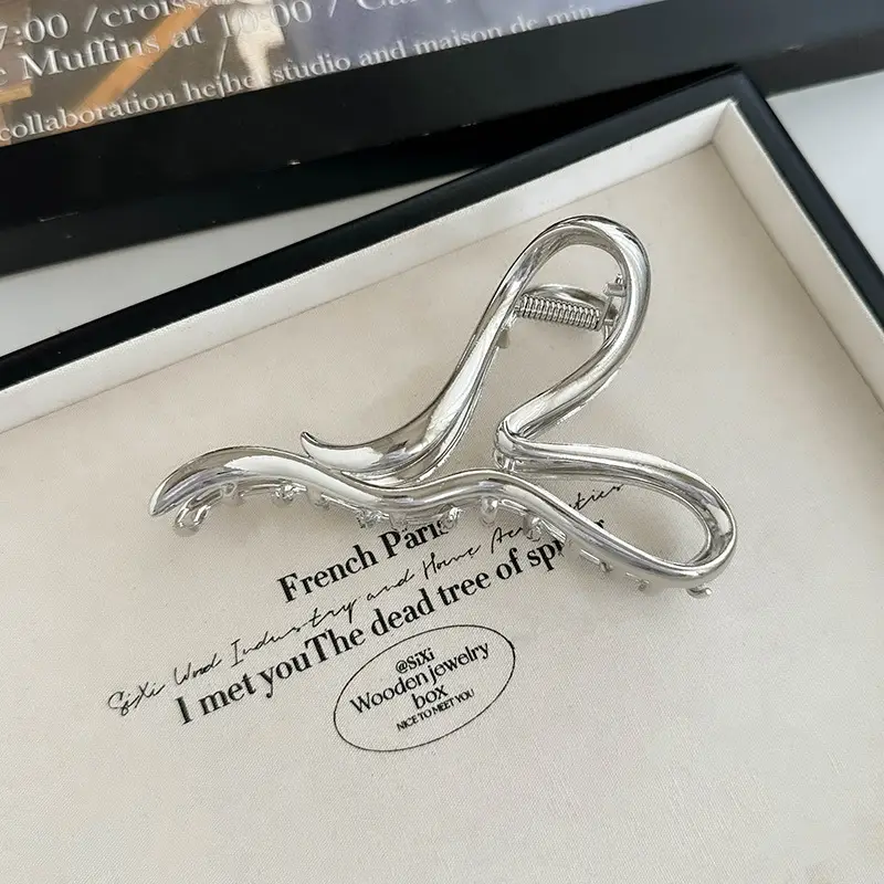 Elegant Shark Clip Hair Accessory for Women - Image 4