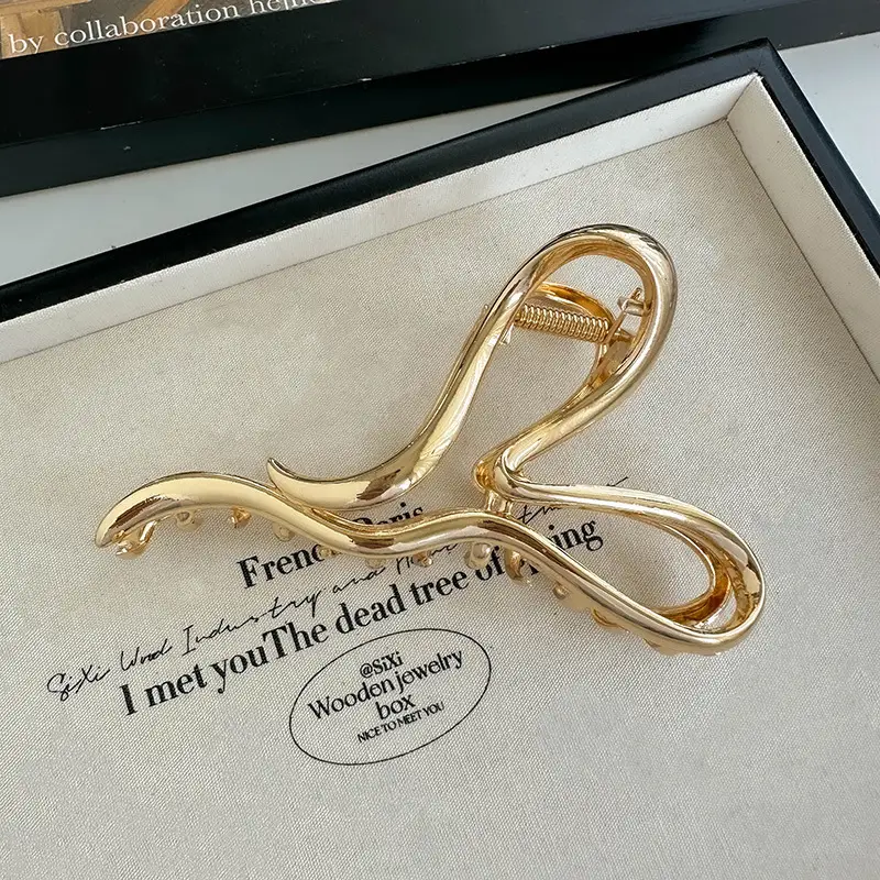 Elegant Shark Clip Hair Accessory for Women - Image 5