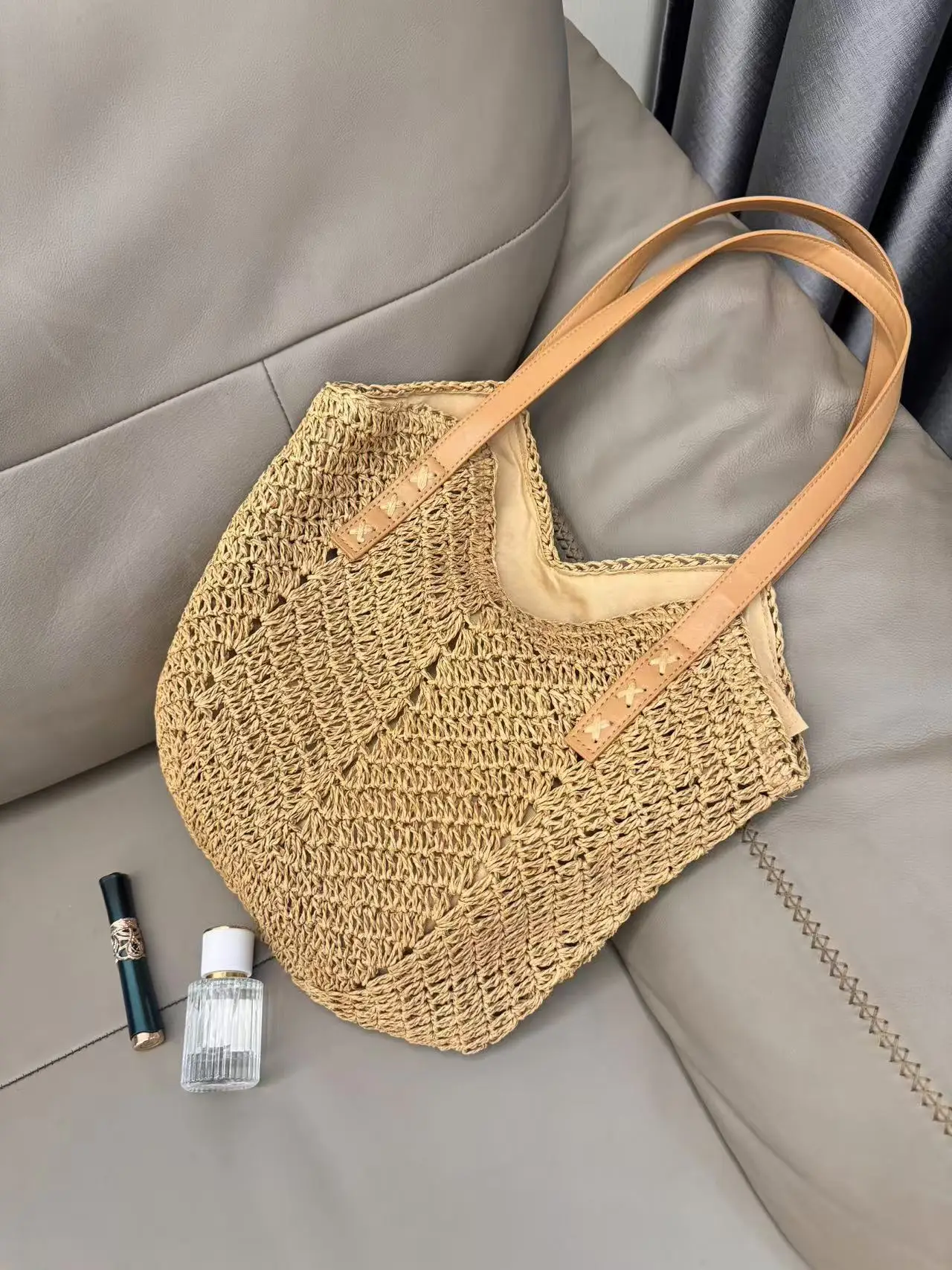 Women's Straw Woven Shoulder Bag Large Capacity Beach Travel — feature 1