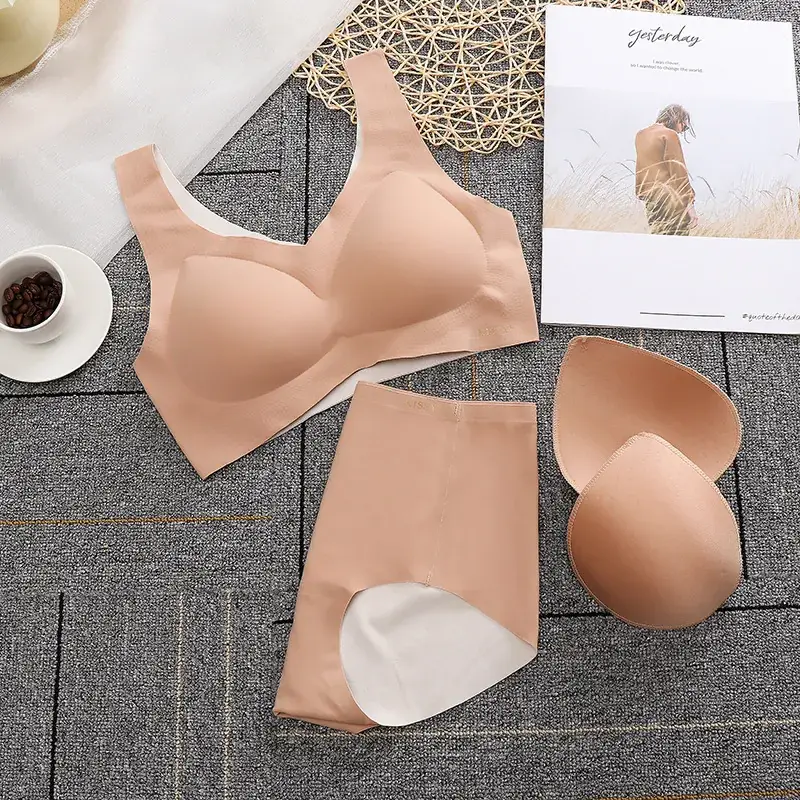 Kissy Black Seamless V-Neck Bra Set with Latex Coaster - Image 6
