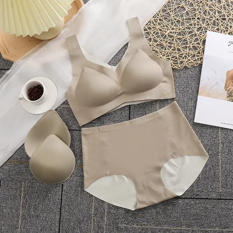 Kissy Black Seamless V-Neck Bra Set with Latex Coaster - Image 7